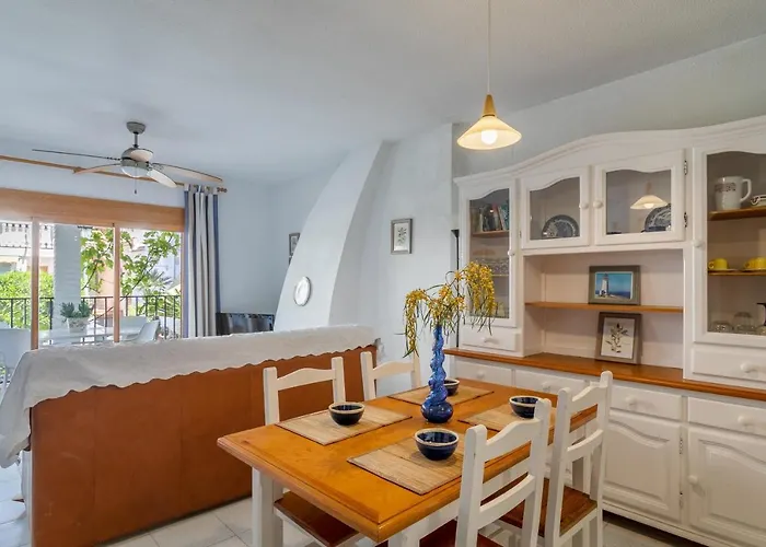 Casa En La Playa Con Piscinas E Puerto Marino